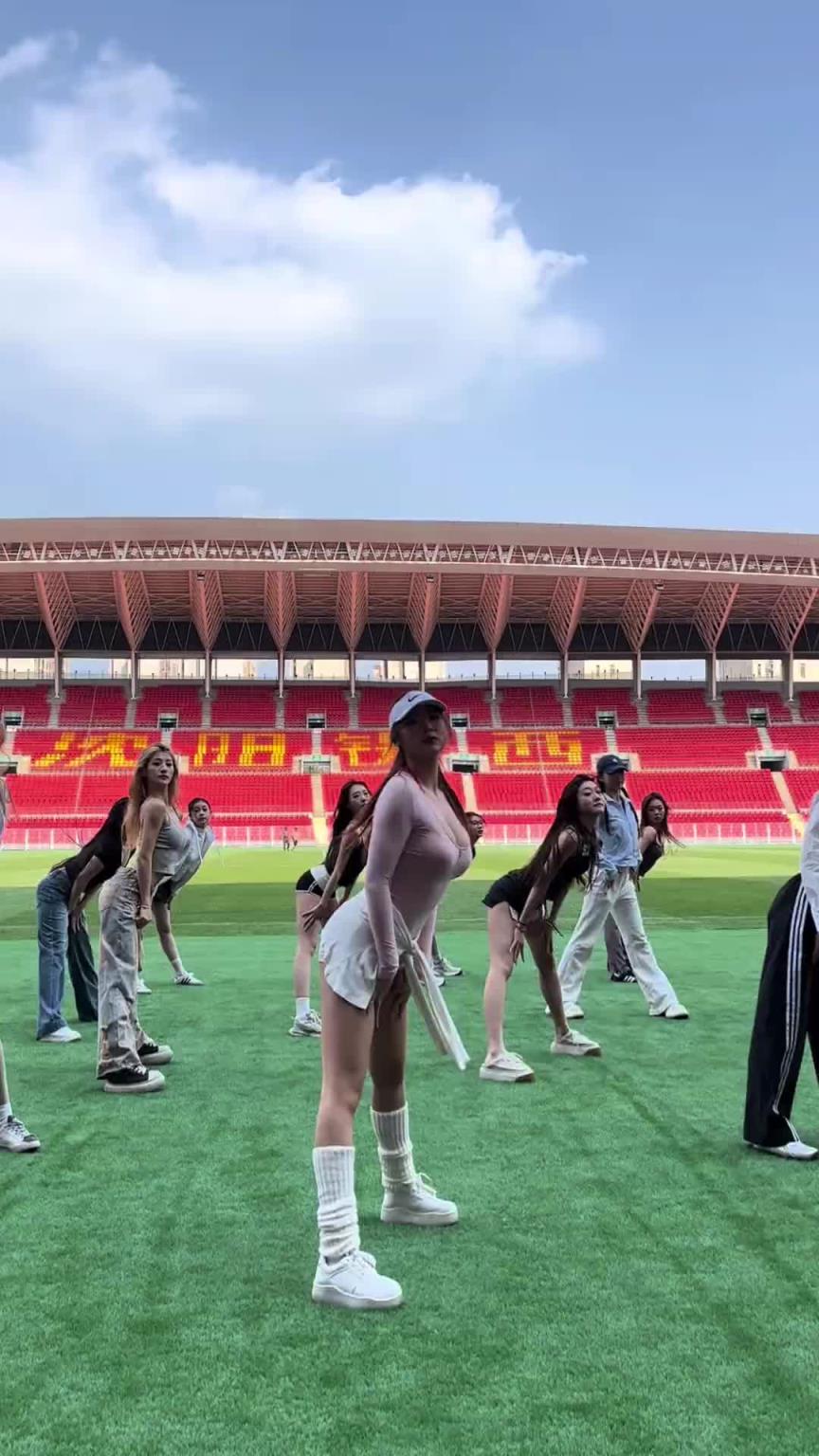 好看！在彩排的辽宁铁人啦啦队小姐姐们